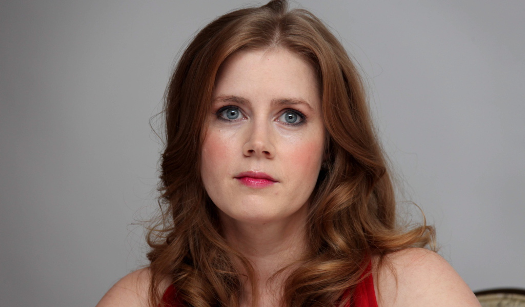 Красивая рыжеволосая Эми Адамс