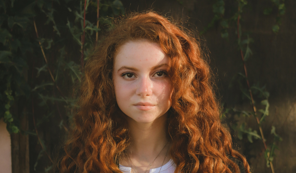 Красивая рыжеволосая актриса Франческа Капальди