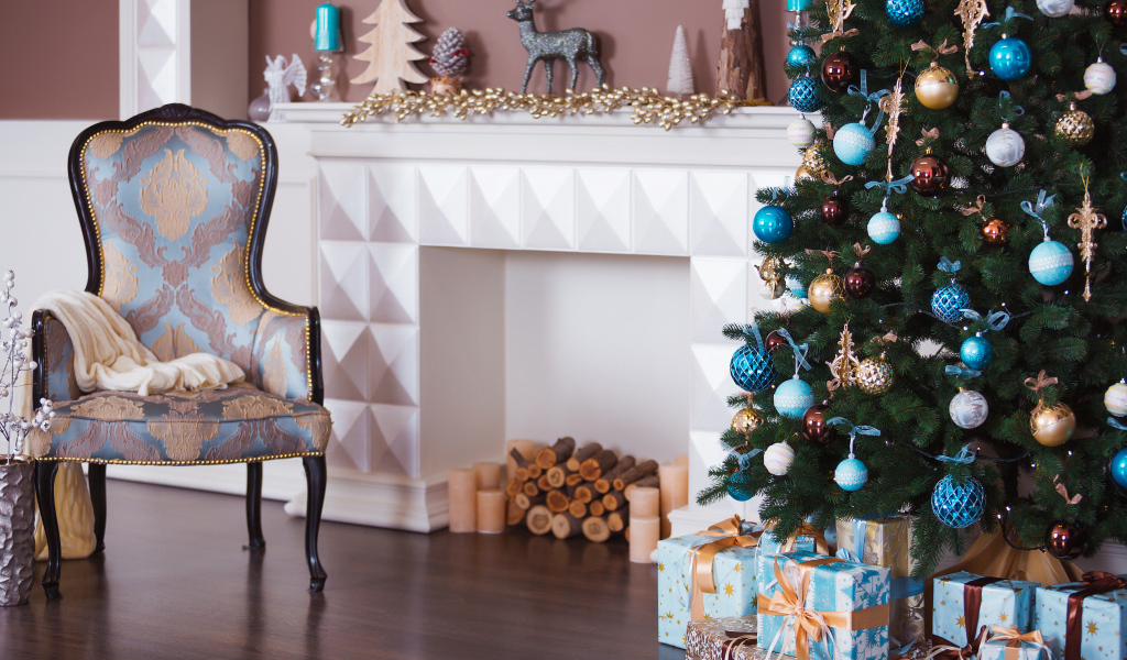 Красивая комната с новогодней елью с камином 