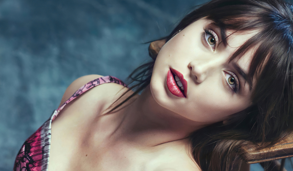 Красивая нежная брюнетка актриса Ана де Армас