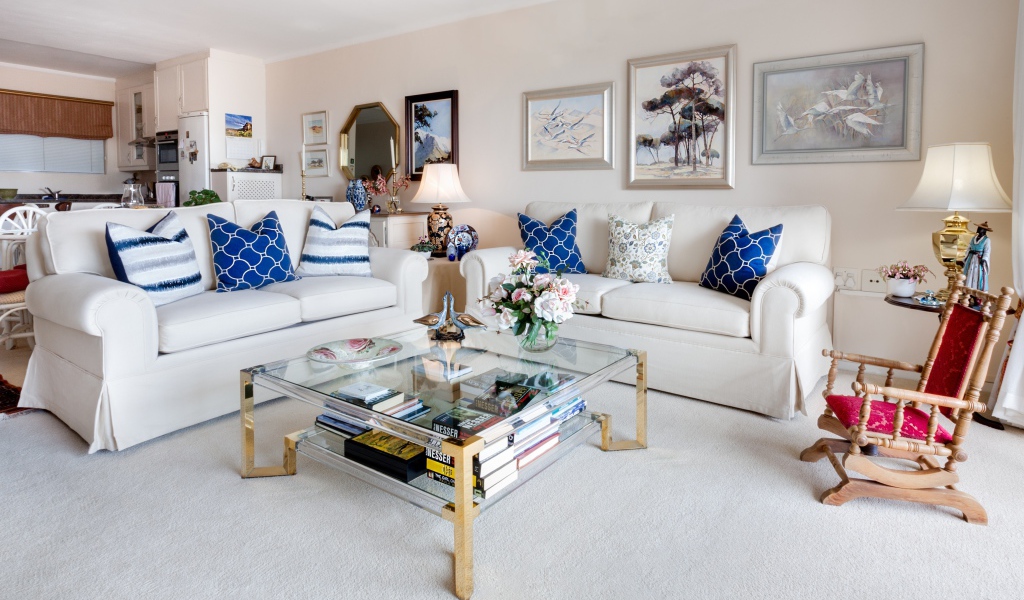 Красивая белая мебель в комнате с картинами