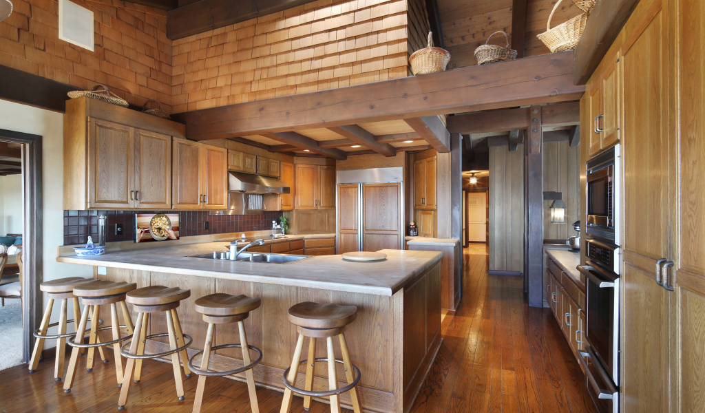 Красивый деревянный дом с большой кухней