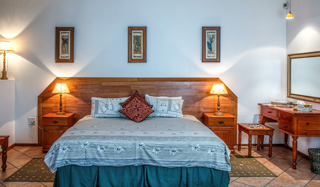 Спальный гарнитур в комнате с серыми стенами