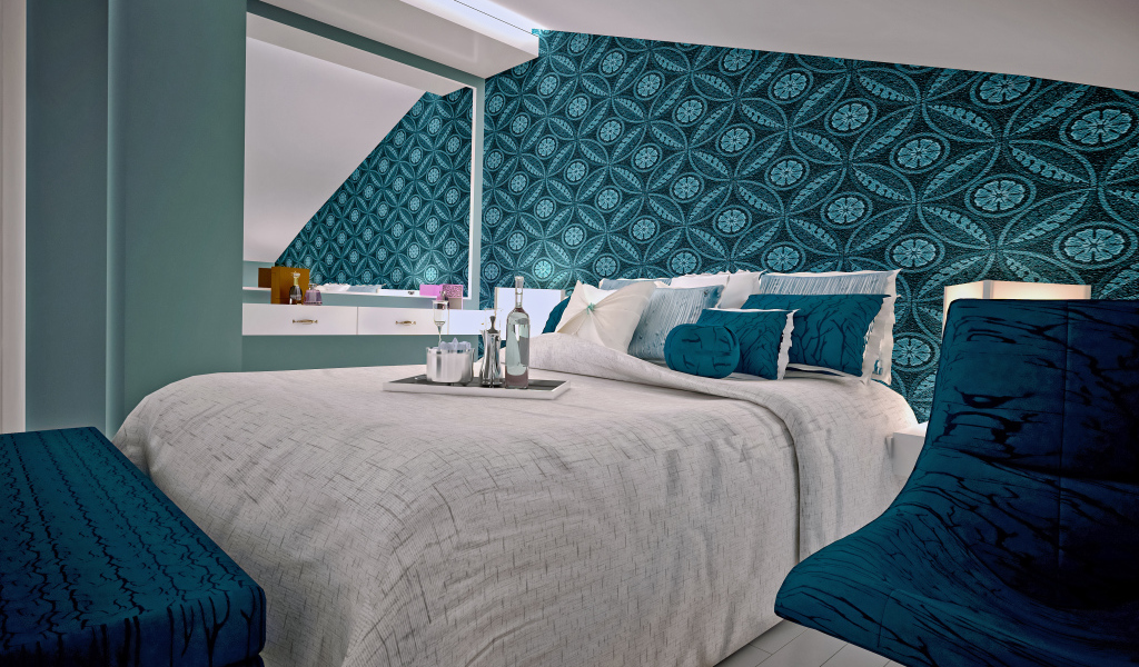 Спальня с большой серой кроватью и красивыми стенами