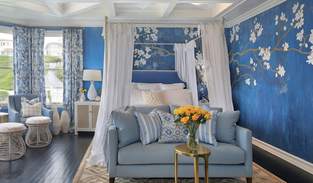 Спальня с белой кроватью с рисунком на стенах 