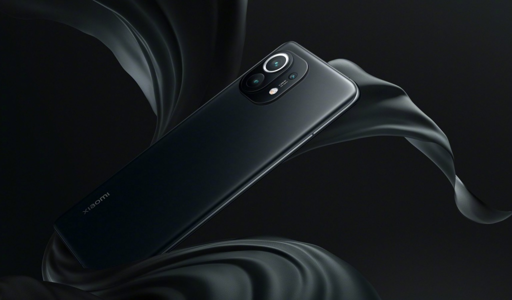 Черный смартфон Xiaomi Mi 11, 2021 года