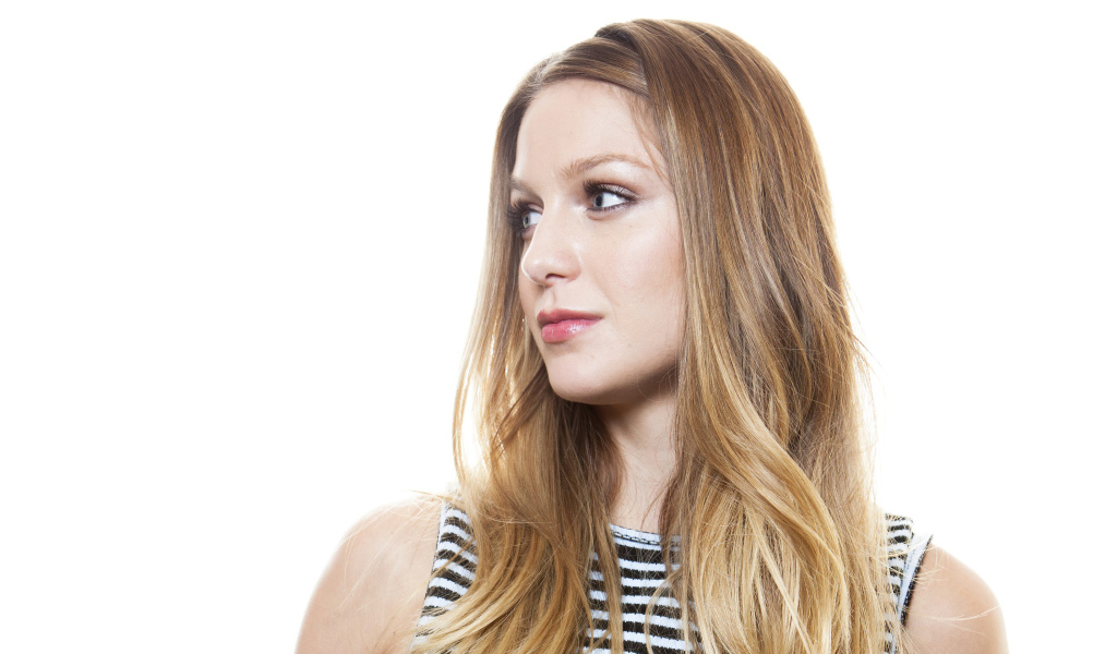 Голубоглазая актриса Мелисса Бенойст на белом фоне