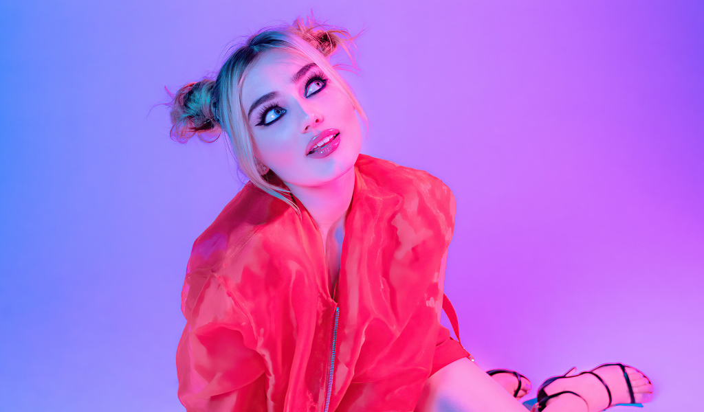 Яркая актриса Мэг Доннелли на розовом фоне