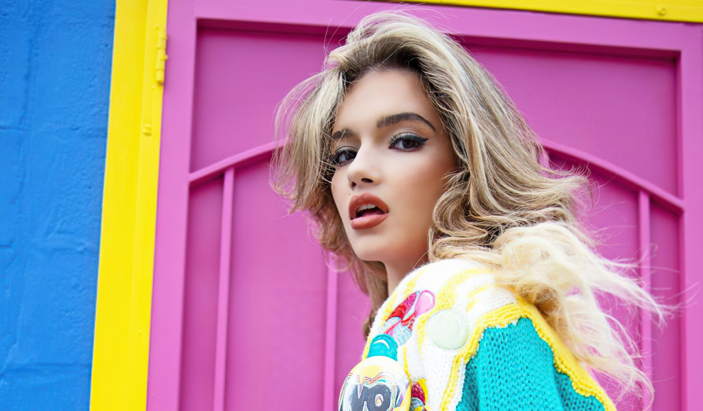 Яркая девушка актриса Алексис Джейд Барнетт