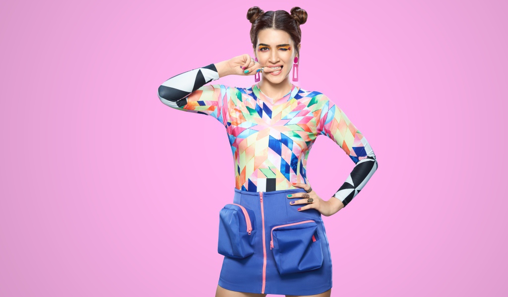 Яркая девушка индийская актриса на розовом фоне