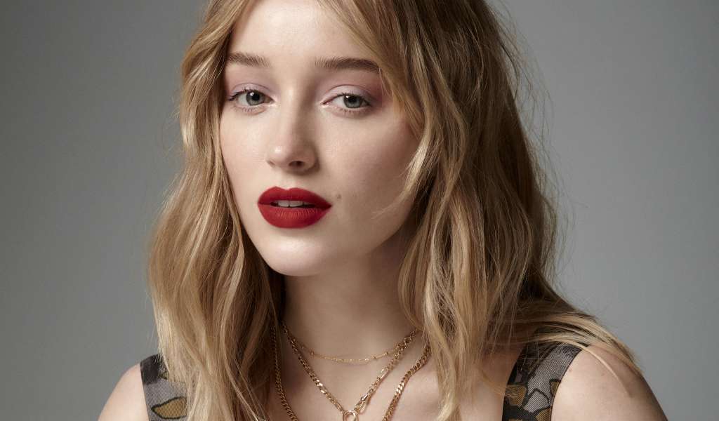 Яркая помада на губах актрисы Фиби Дайневор на сером фоне