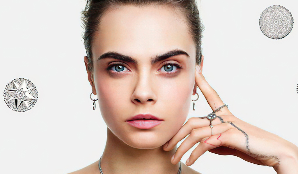 Британская актриса Кара Делевинь лицо крупным планом