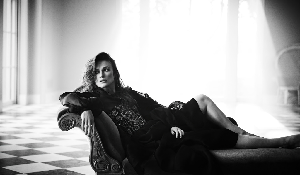 Британская актриса Кира Найтли лежит на диване