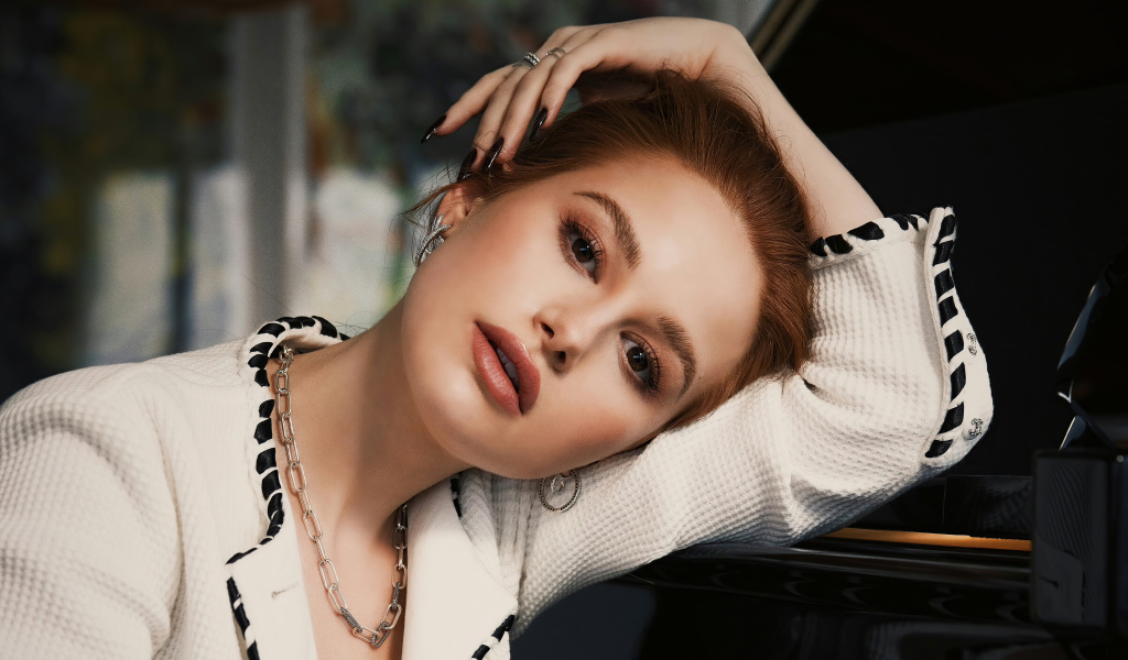 Кареглазая американская актриса Мэделин Петш в платье