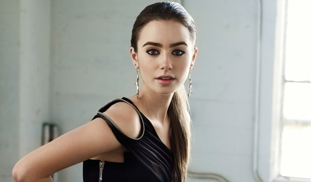 Кареглазая Лили Коллинз в черном платье