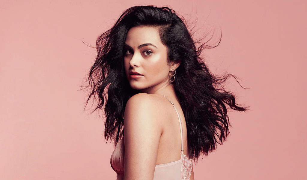 Брюнетка Камила Мендес на розовом фоне