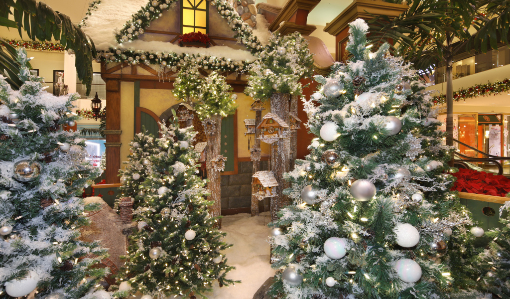 Новогодние ели стоят в комнате с декором 