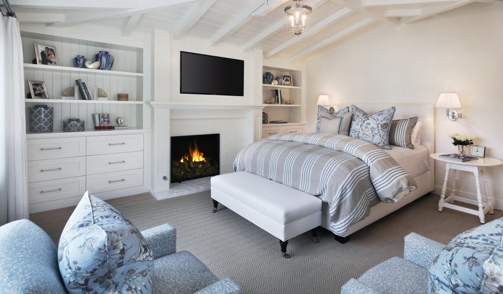 Уютная спальня с мебелью и камином