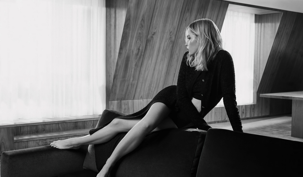 Английская актриса Элли Бамбер в черном платье