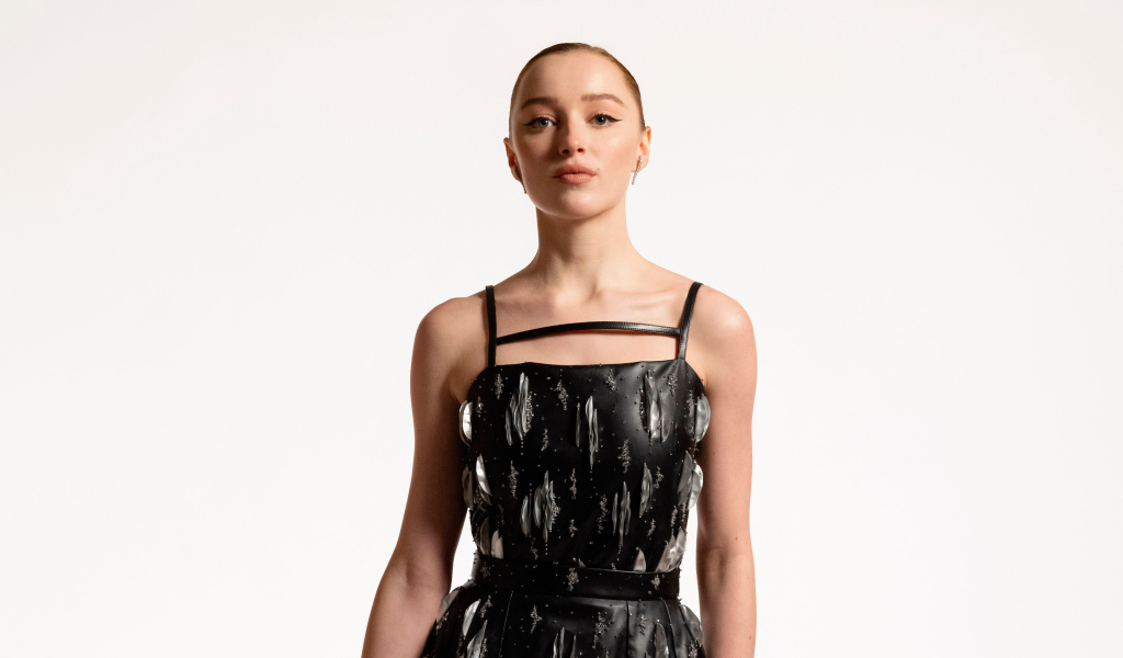 Английская актриса Фиби Дайневор в платье на белом фоне