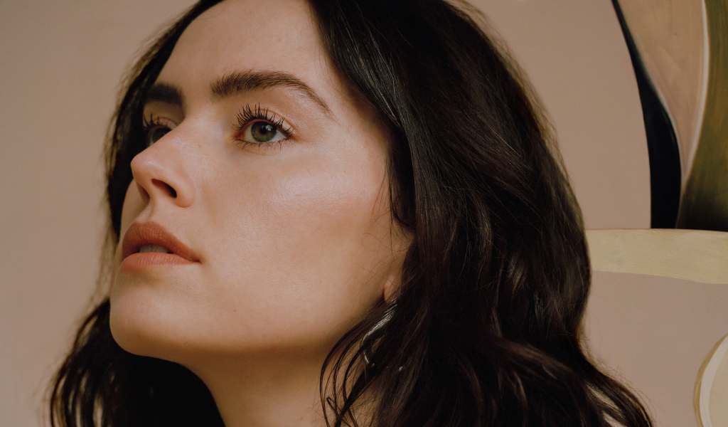 Лицо милой девушки, актрисы Дэйзи Ридли крупным планом