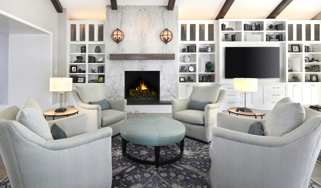 Четыре кресла стоят в гостиной комнате 