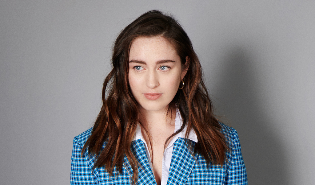 Девушка в костюме, актриса Даниэль Галлиган