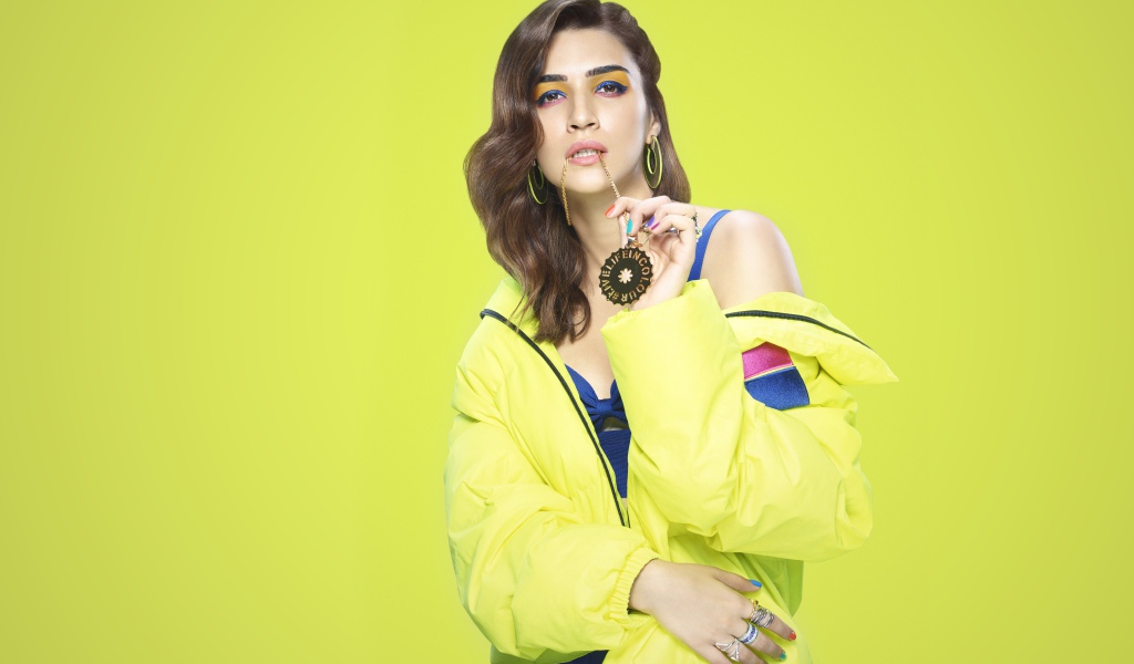 Индийская актриса Крити Санон на желтом фоне