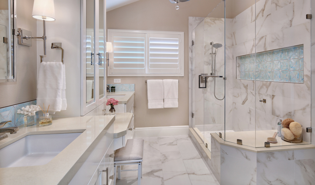 Большая ванная комната с душевой кабиной 