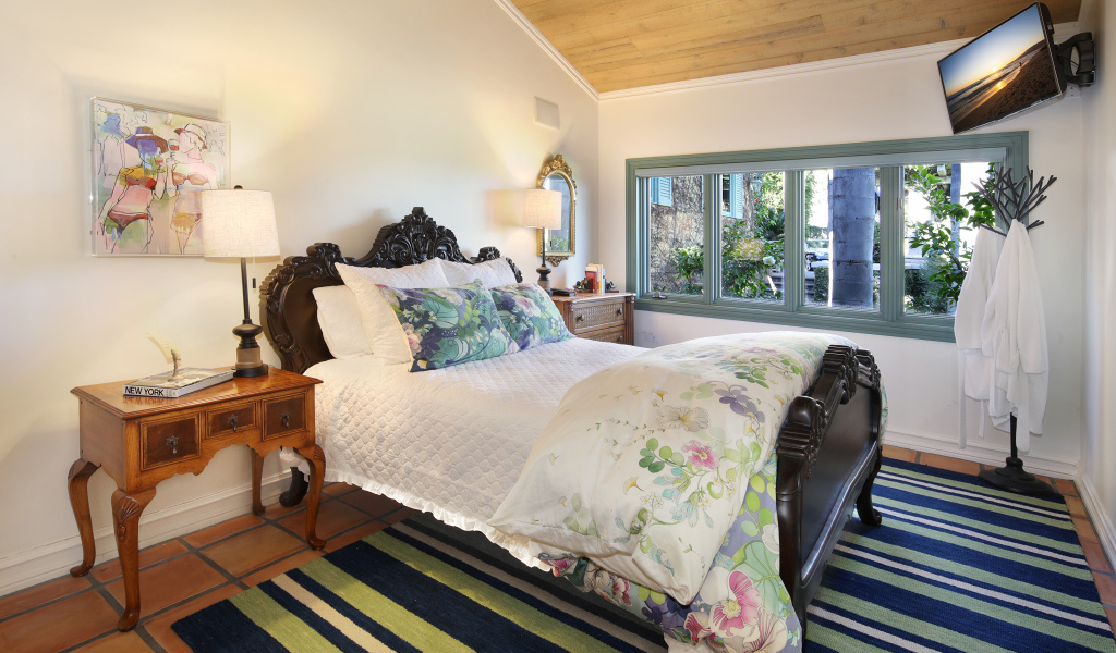 Большая резная деревянная кровать в спальне