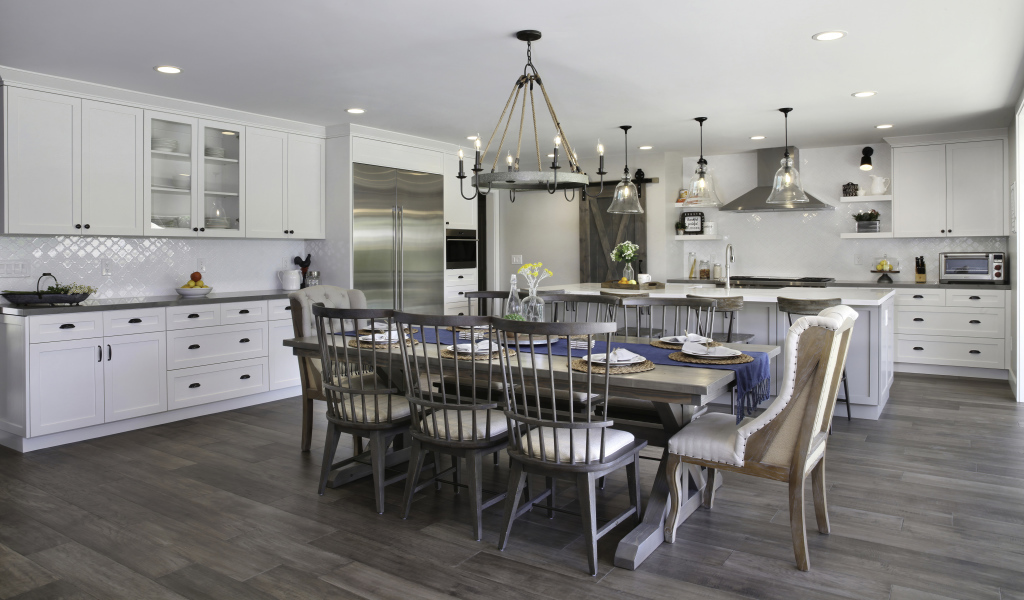 Большой обеденный стол на кухне