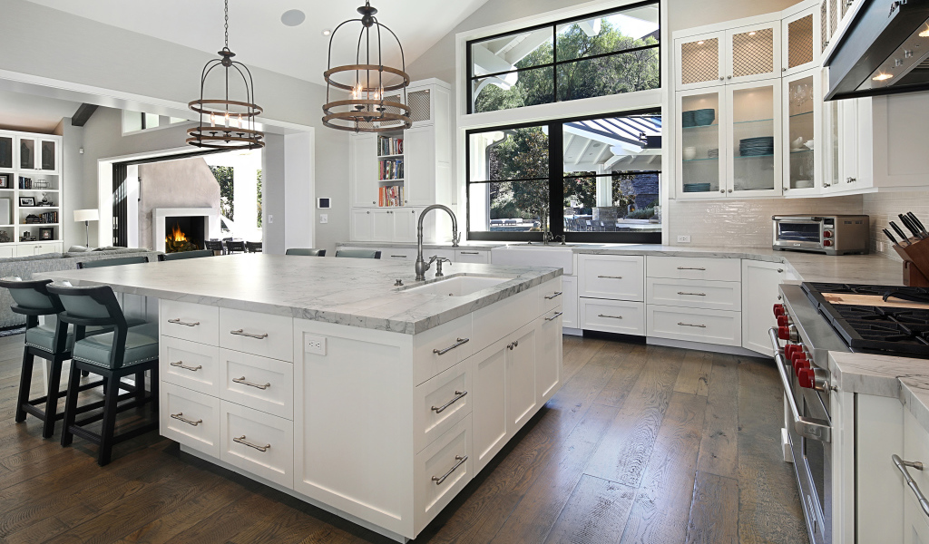 Большой гранитный стол в кухне с белой мебелью 