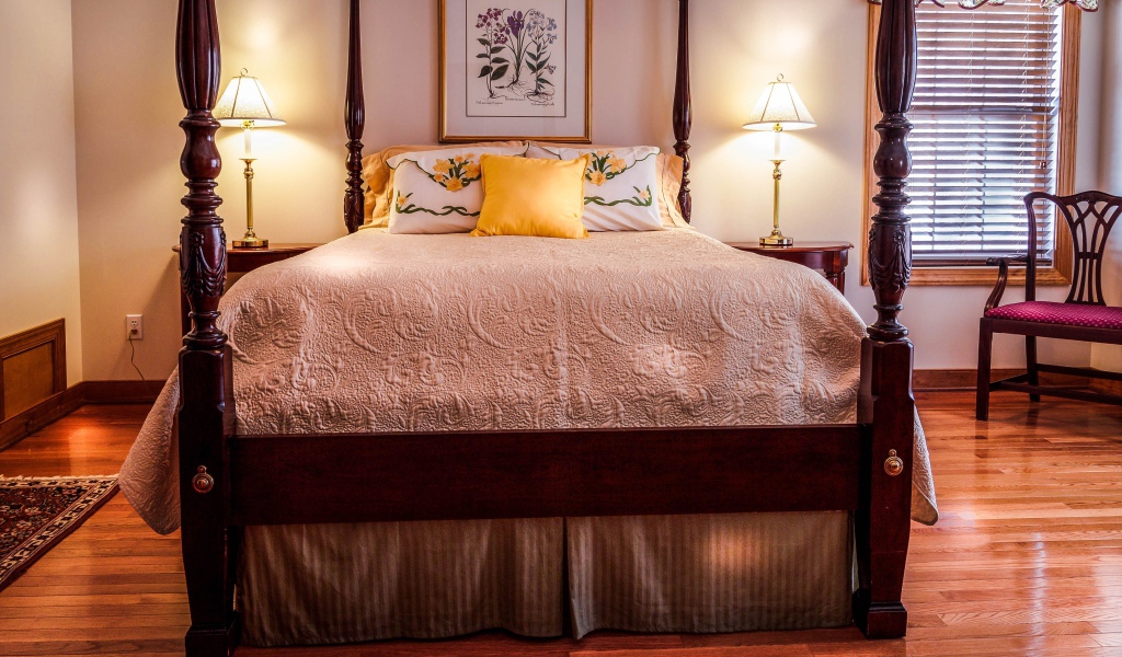 Большая высокая кровать в спальне 