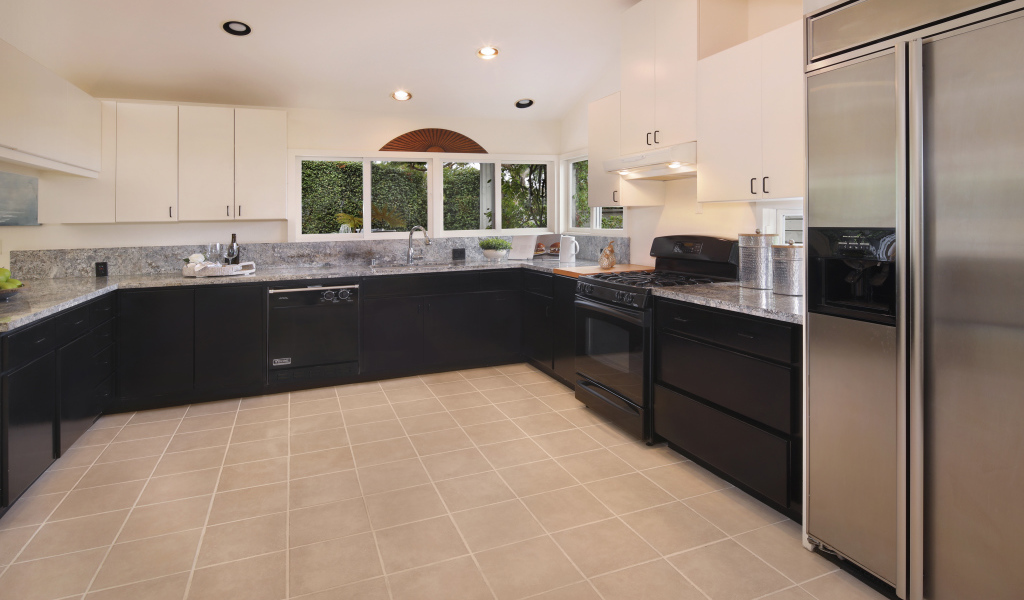 Большая кухня с черной  мебелью 