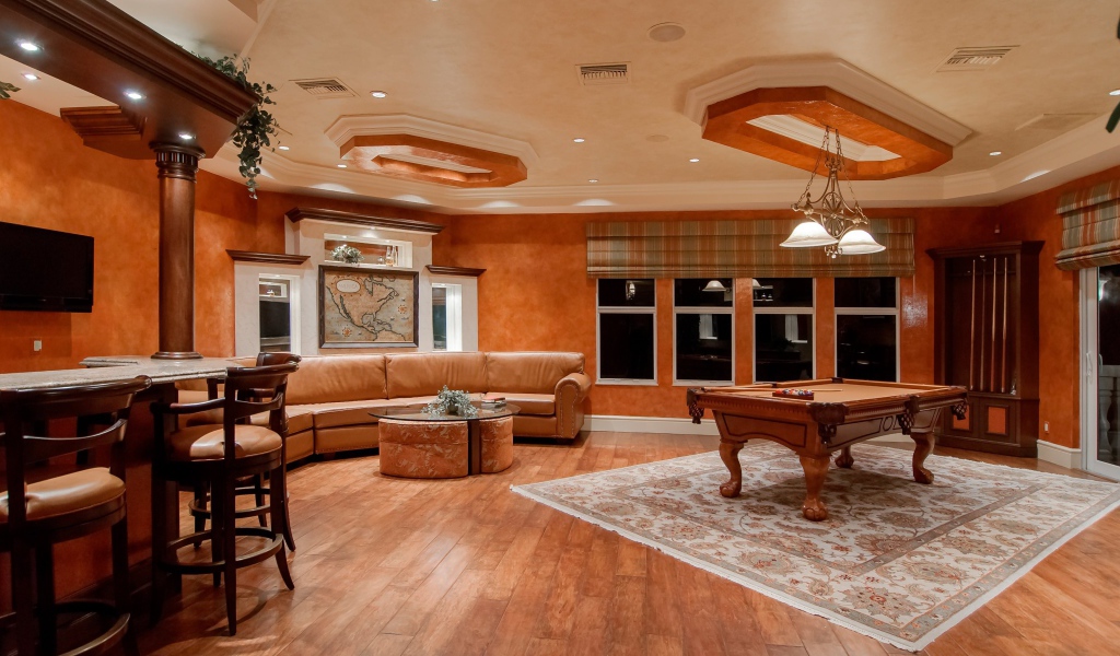 Большая гостиная комната с бильярдом 