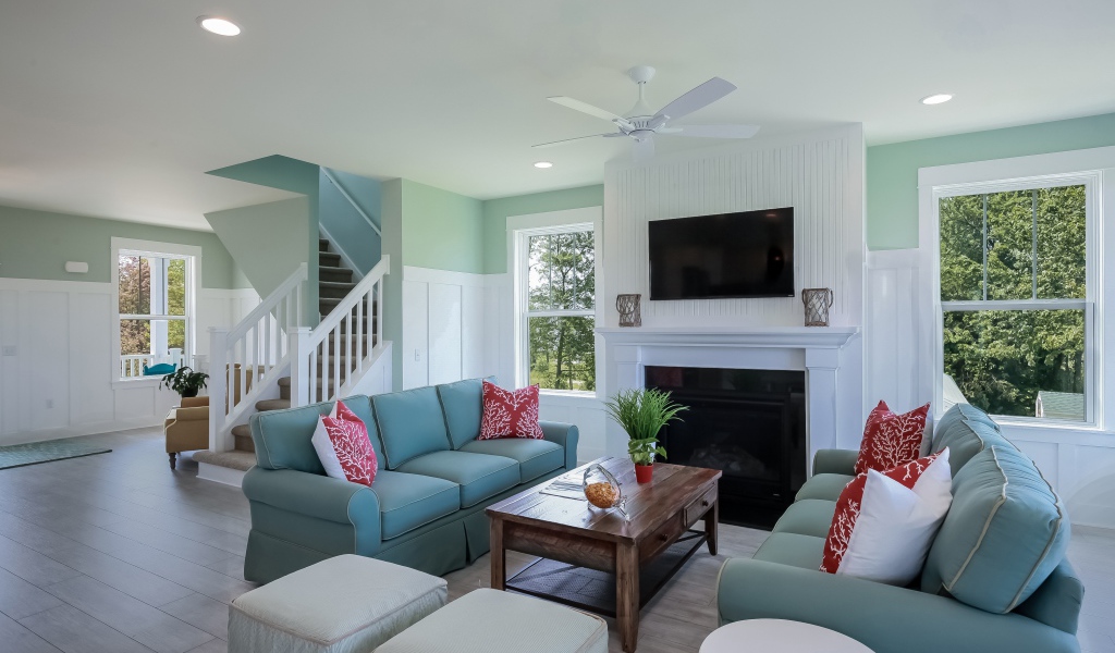 Большая гостиная комната с камином и лестницей на верх 