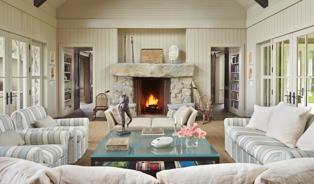 Большая гостиная комната с мягкой мебелью и камином