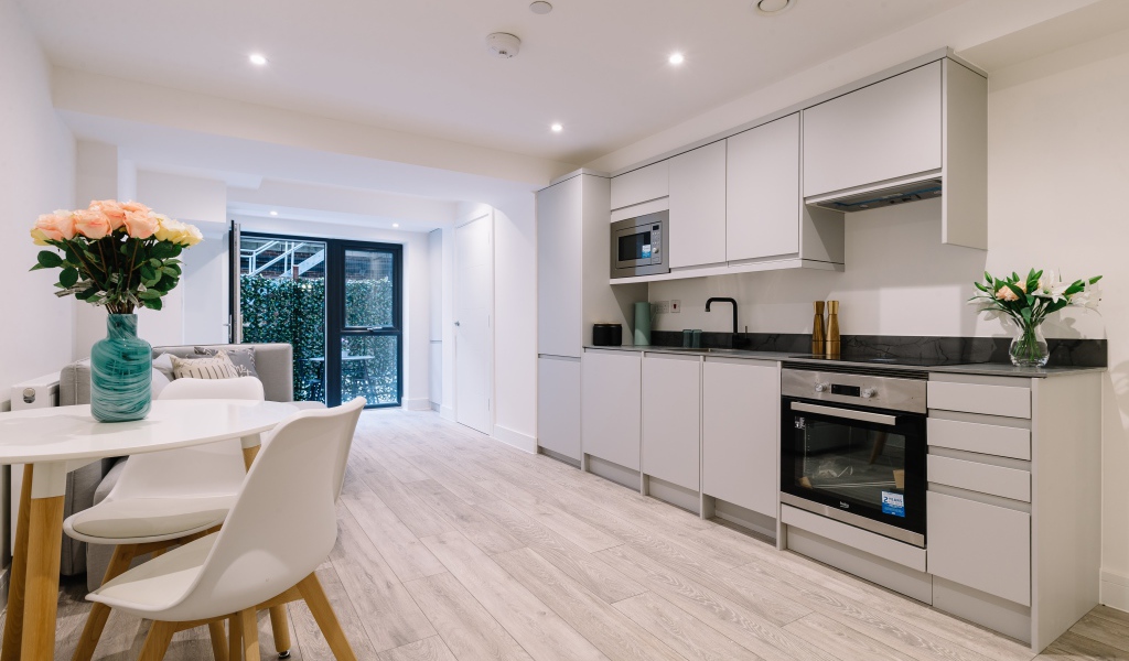 Большая просторная белая гостиная с букетом роз