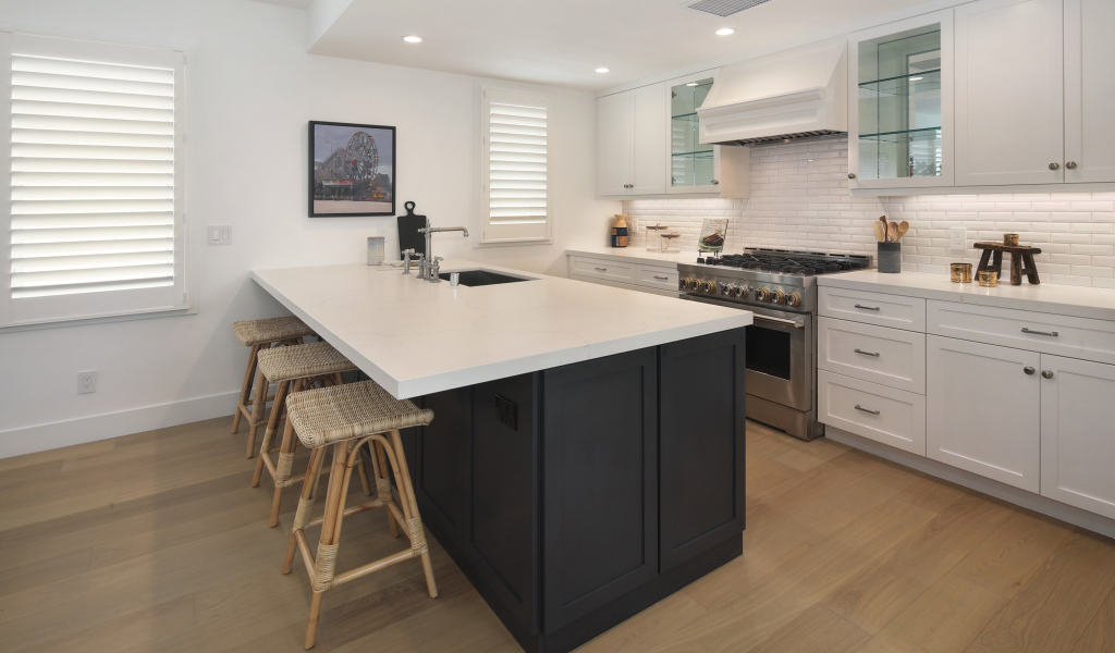 Большой стол со стульями в кухне с белой мебелью 