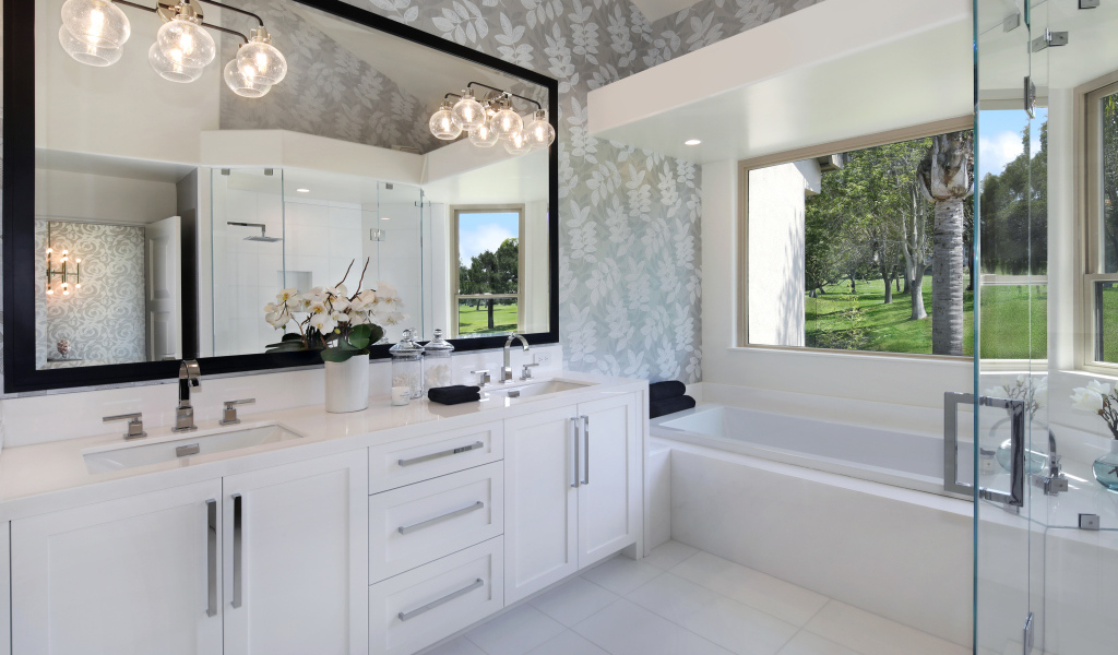 Большая белая ванная с большим окном 