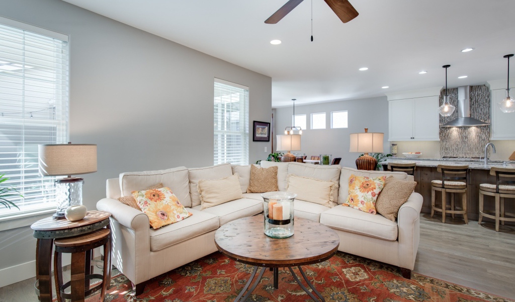 Большой белый диван в квартире студии