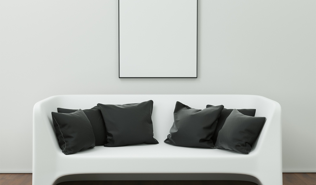 Большой белый диван с черными подушками в гостиной