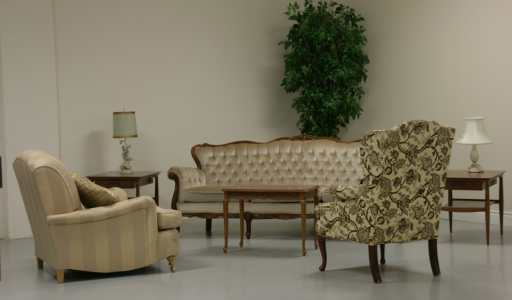 Кожаный диван и два кресла в гостиной 