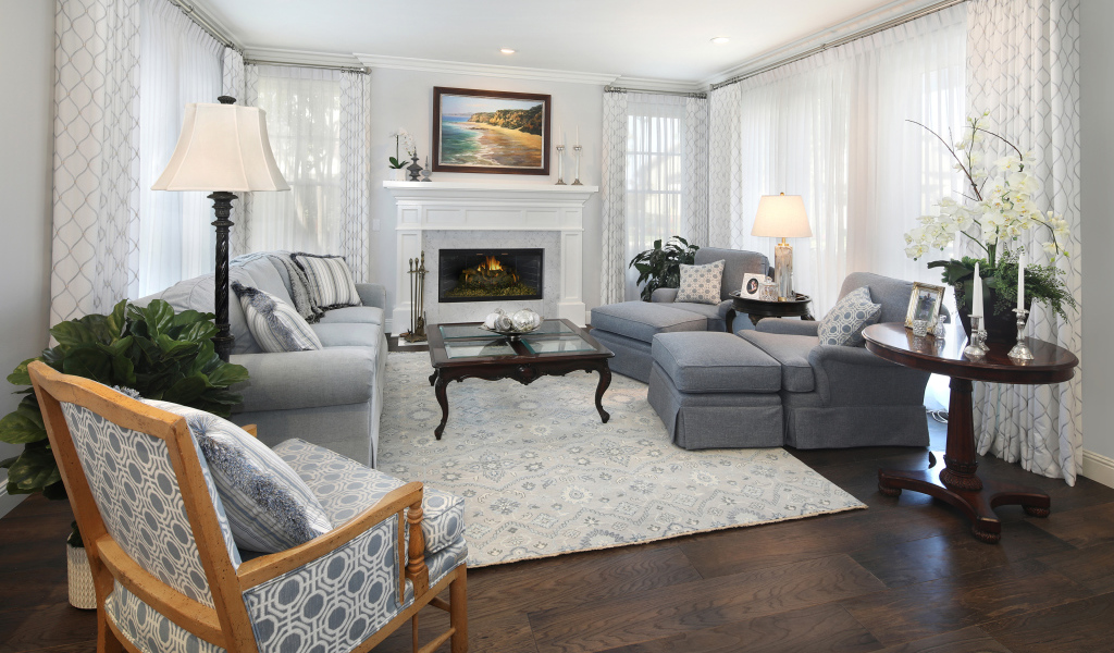 Гостиная комната с серой мебелью и камином 