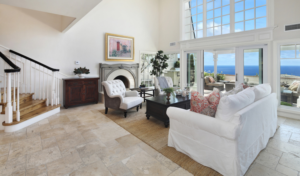 Гостиная комната с высоким потолком и большим окном