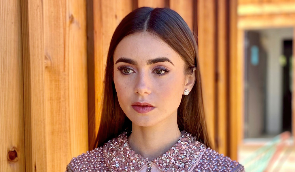 Длинноволосая кареглазая девушка Лили Коллинз