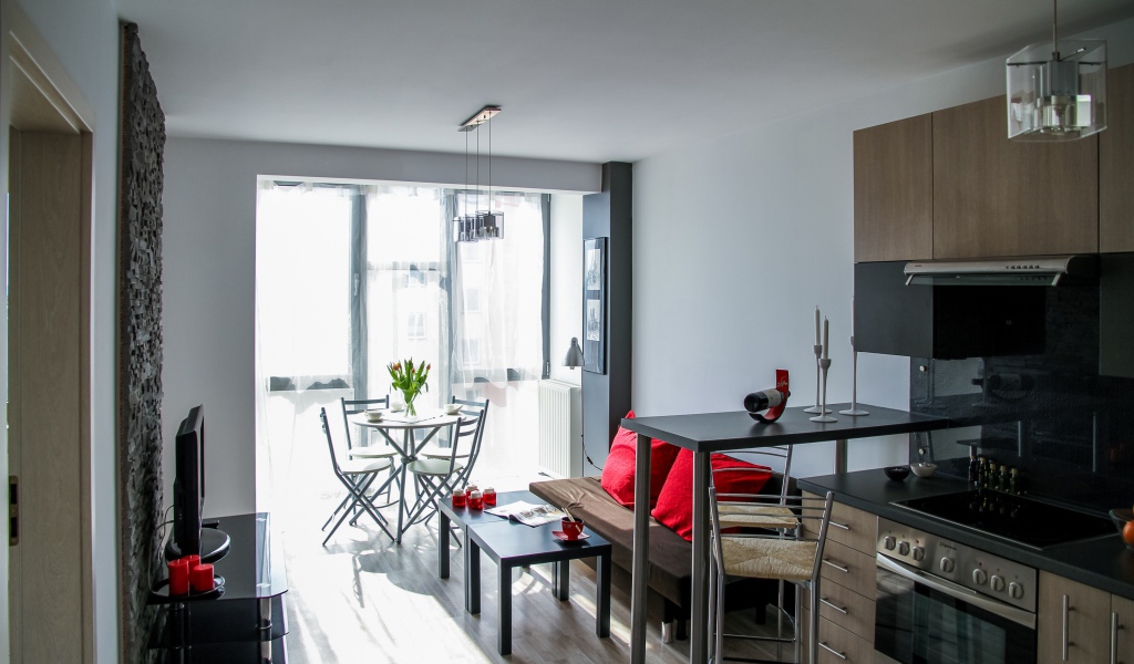 Новая современная кухня с балконом