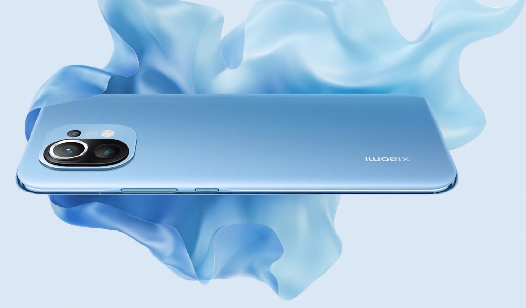 Новый смартфон Xiaomi Mi 11 на белом фоне