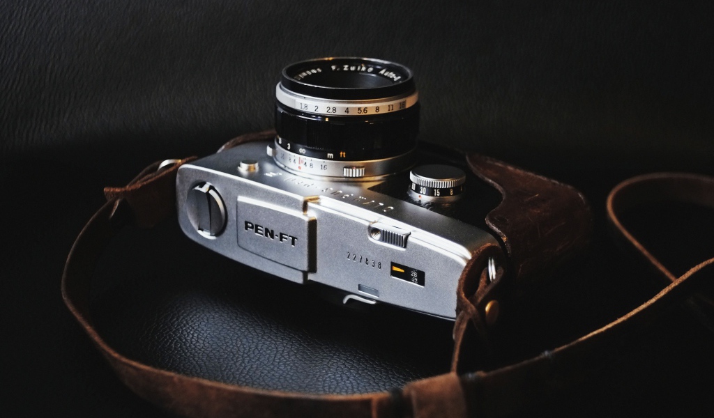 Старый фотоаппарат на черном фоне