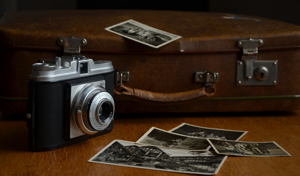 Старый фотоаппарат с чемоданом и фото 